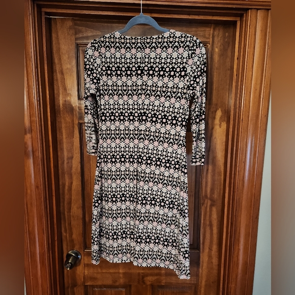 Tommy Hilfiger Flower Floral 3/4 Sleeve Dress with Button Accent on Cuffs - Picture 4 of 5